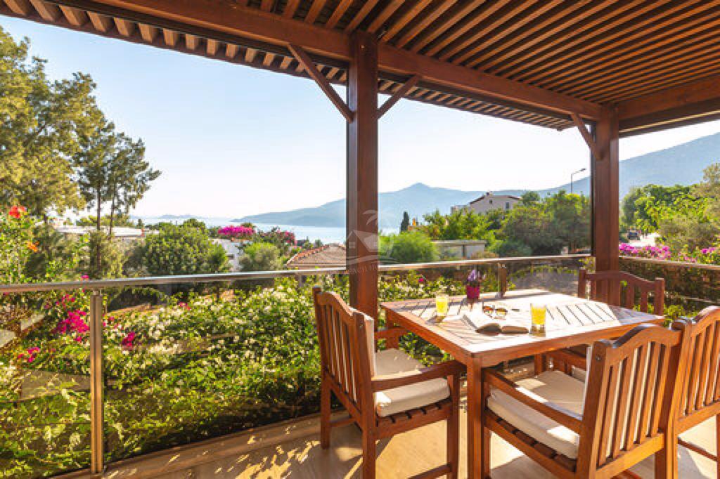 9C38B4B4-8B8B-44C7-AF27-AE460B53EA38