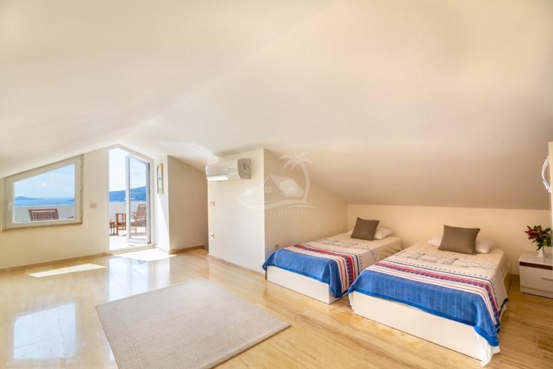 D5EC2F5A-1C38-4559-97D5-B6C72C456BED