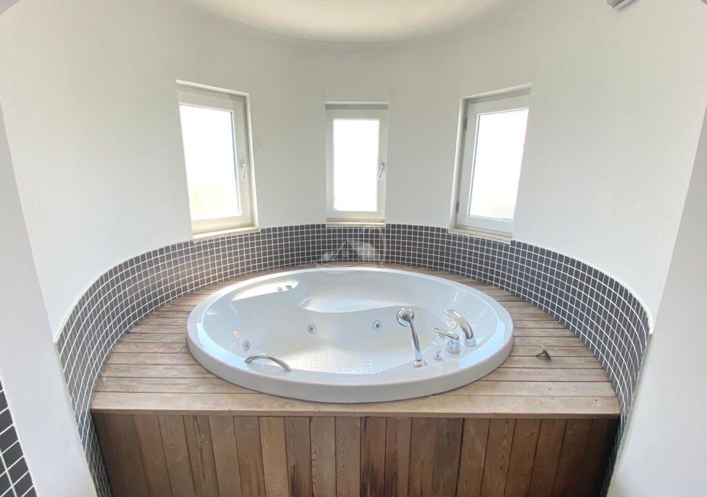 EC212EDC-A087-4C9E-938C-E13EE85F1D0A