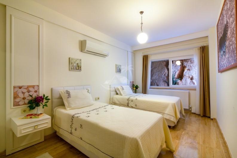 EE4D8A16-A1AF-443E-B9BB-C89B1E03F62B