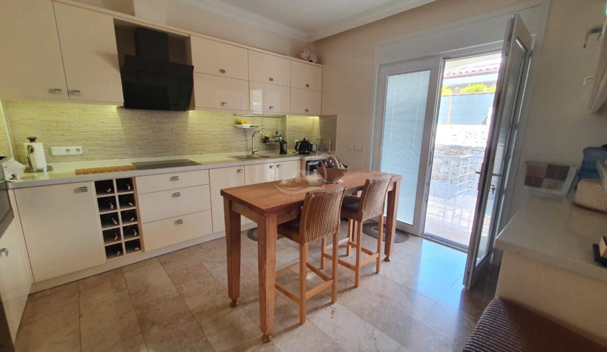 0A37B44F-E6B8-401E-9A10-F30CCE35B4FC