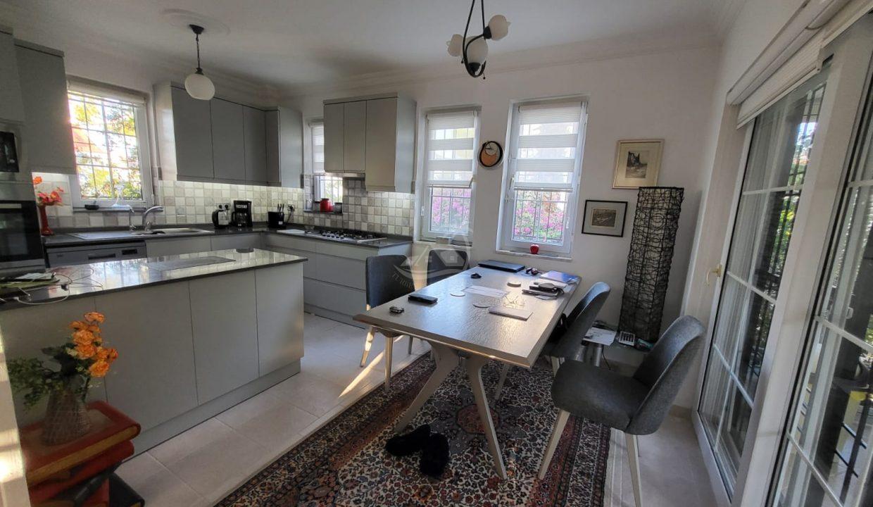 05E43B52-99A5-43D1-B2ED-D44CCF456B46