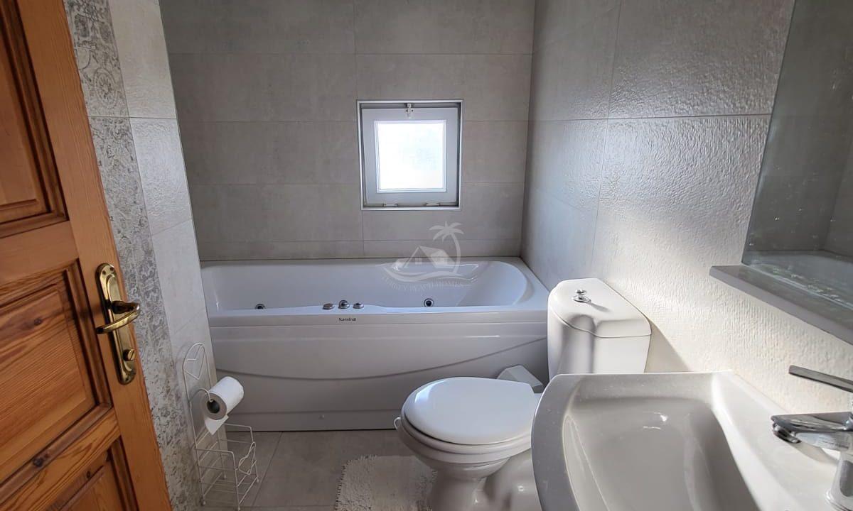 8A856A44-57C1-4E2D-B815-9375BED2E368