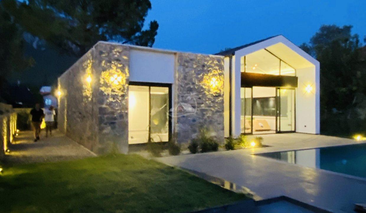 ADC8681B-6050-40F9-9528-A75D7F0AF41F