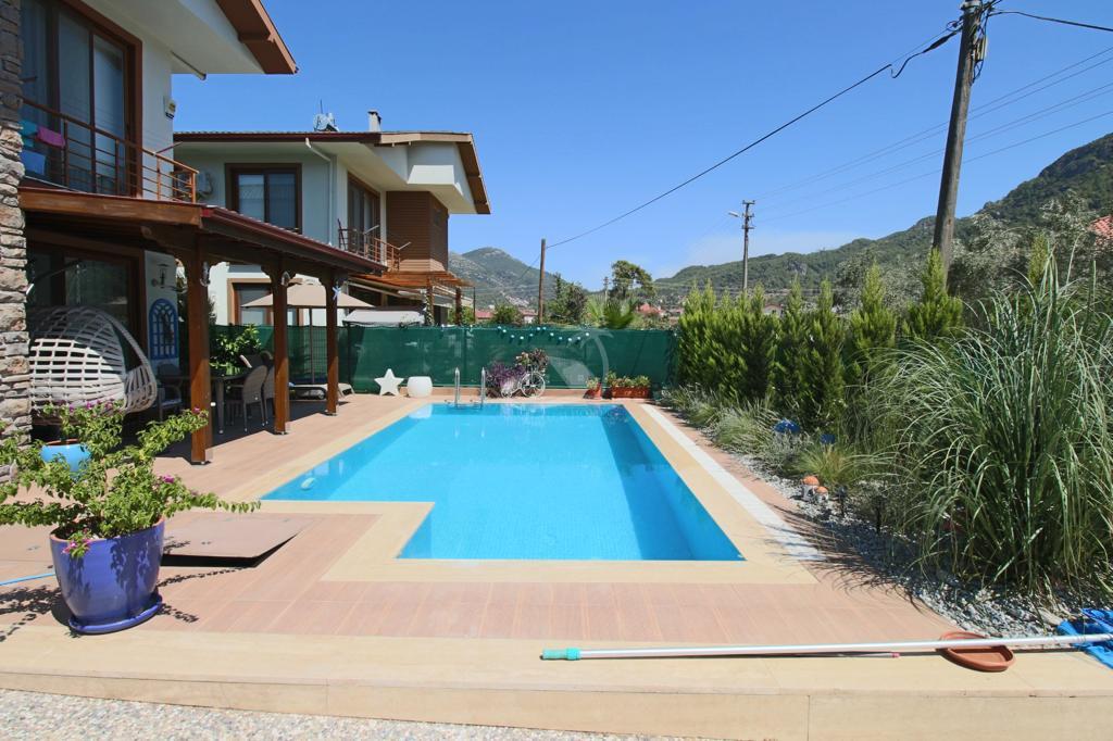 EFEAA037-D4A7-44F2-8957-BA71DE7173CC