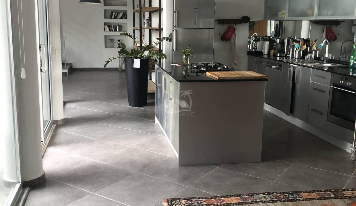 7932159A-E0B8-4FF3-9C44-971383D48E44