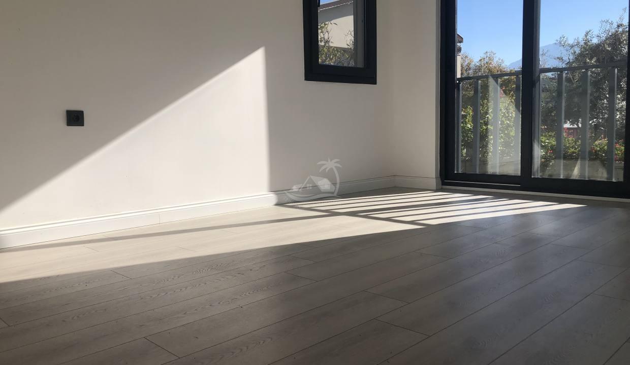 CFF9E125-C3DE-4AA8-81AA-6C27D63F7B2C