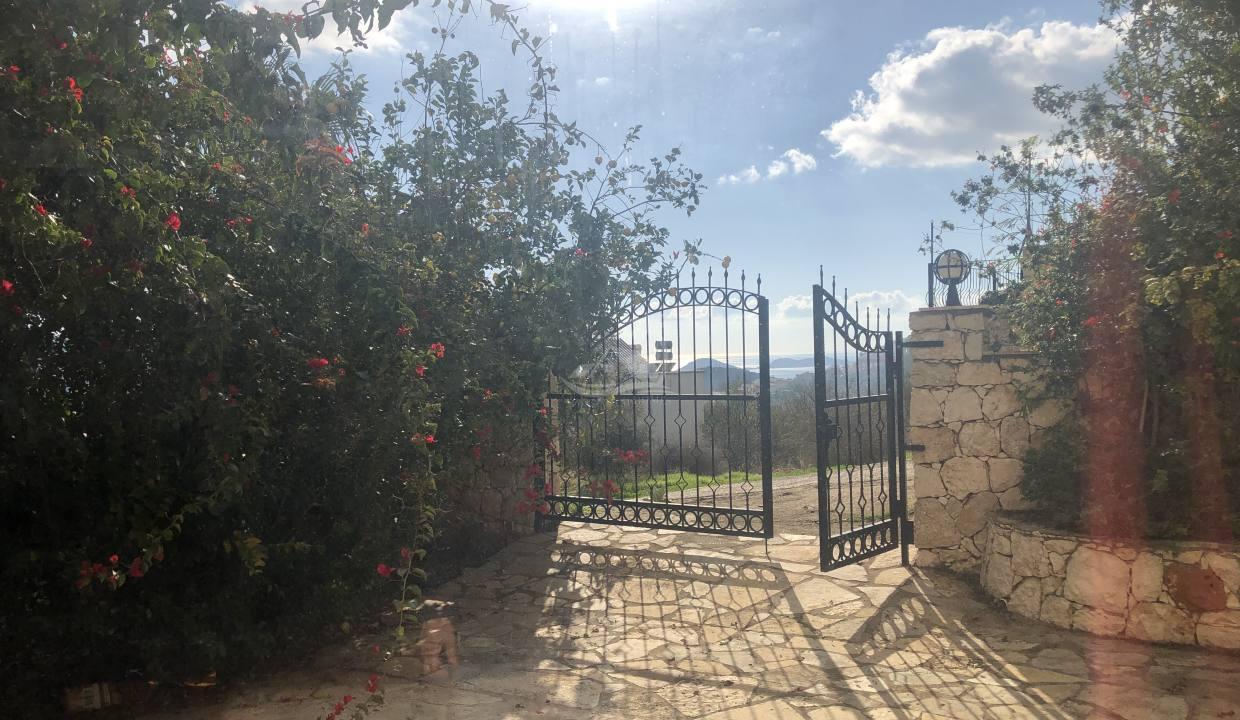 E98332FB-7C3F-425D-8F92-EF0F20A09514