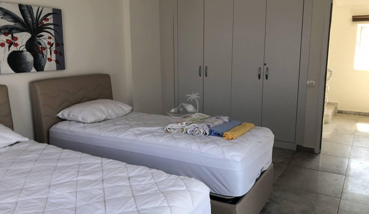 D5FB9964-11F4-43B0-917C-2A644756A451