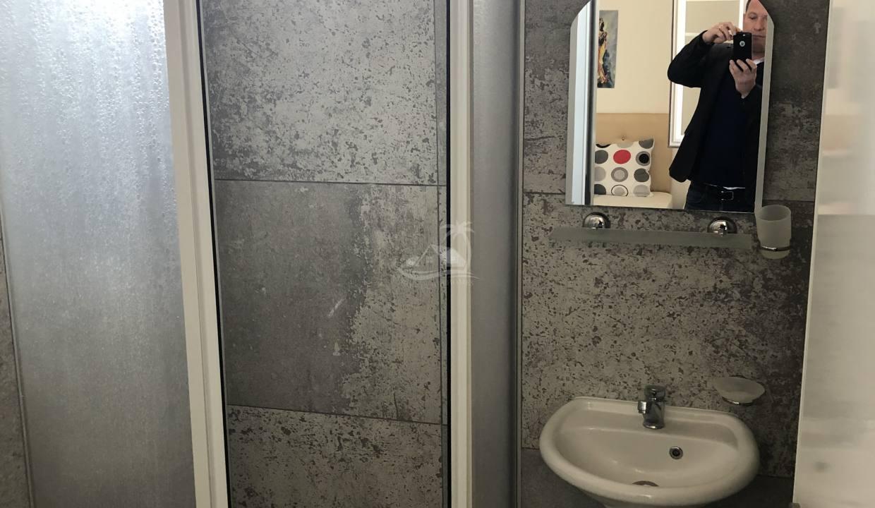 F35D0005-7A00-4B17-9340-F8E2882F5E76